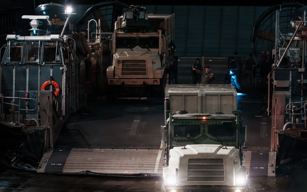 Task Force Ashland, USS Ashland Conduct In-Stream Onload with LCACs