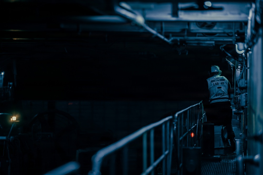 Task Force Ashland, USS Ashland Conduct In-Stream Onload with LCACs