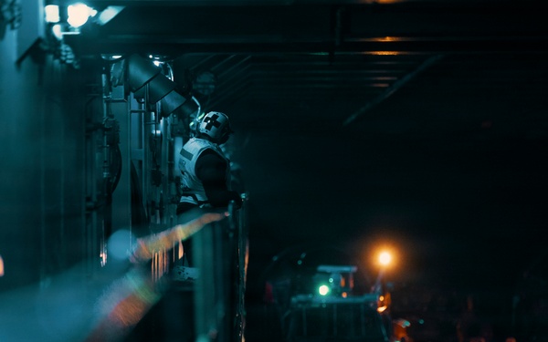 Task Force Ashland, USS Ashland Conduct In-Stream Onload with LCACs