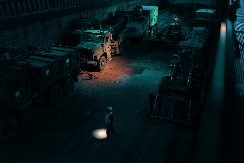 Task Force Ashland, USS Ashland Conduct In-Stream Onload with LCACs