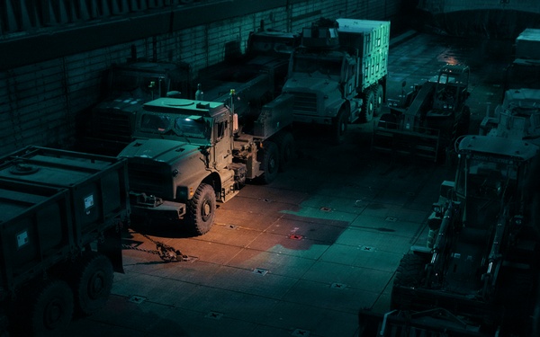 Task Force Ashland, USS Ashland Conduct In-Stream Onload with LCACs