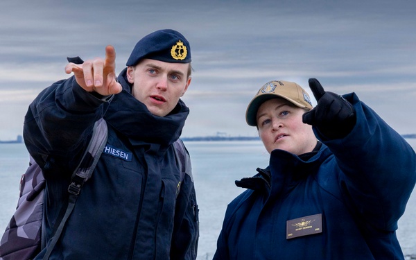 Kearsarge Conducts Tour For Norweigan Midshipmen