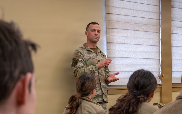 University of Pittsburgh ROTC tours the 911th AW
