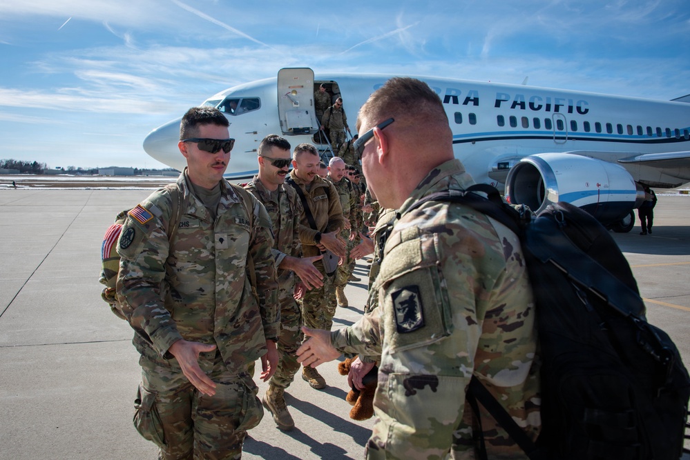 Illinois Army National Guard Soldiers Return Home After Middle East Deployment