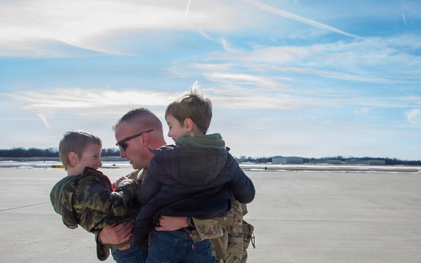 Illinois Army National Guard Soldiers Return Home After Middle East Deployment