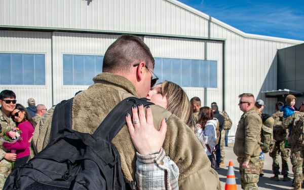 Illinois Army National Guard Soldiers Return Home After Middle East Deployment