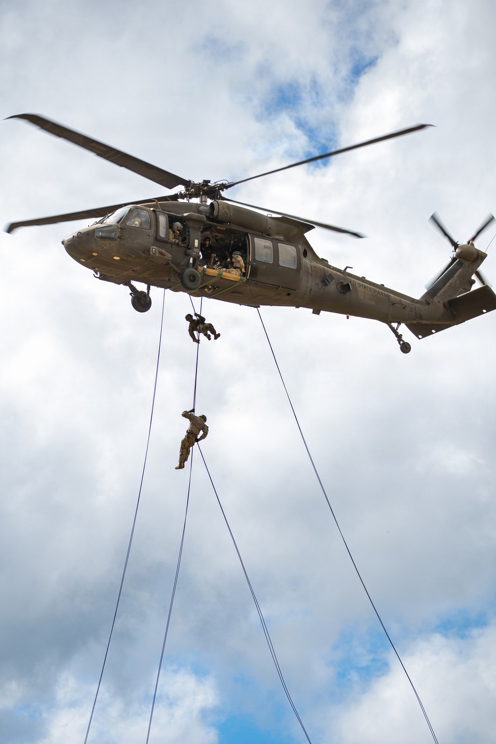 U.S. Army Soldiers conduct Air Assault training across Oahu