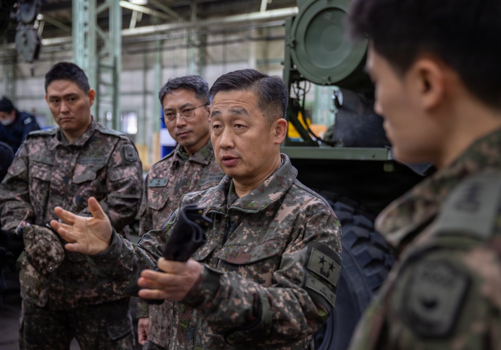 Maj. Gen. Park, Jin Won, the assistant chief of staff for Logistics (C4) at the Combined Forces Command (CFC), visited Camp Carroll with his senior staff on Jan. 30.