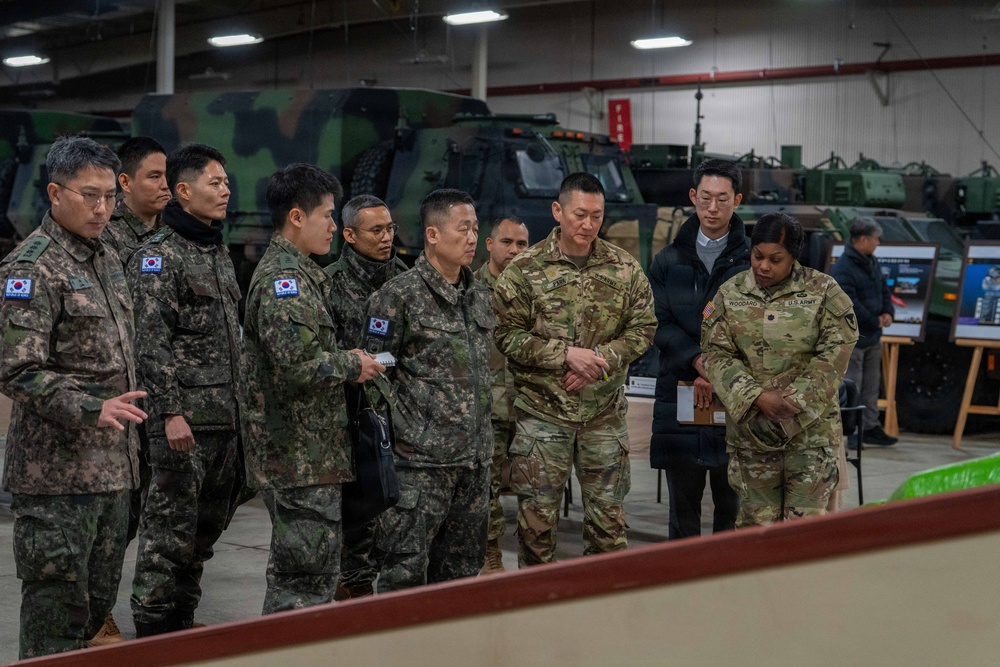 Maj. Gen. Park, Jin Won, the assistant chief of staff for Logistics (C4) at the Combined Forces Command (CFC), visited Camp Carroll with his senior staff on Jan. 30.