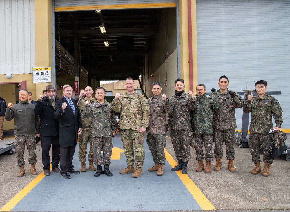Maj. Gen. Park, Jin Won, the assistant chief of staff for Logistics (C4) at the Combined Forces Command (CFC), visited Camp Carroll with his senior staff on Jan. 30.