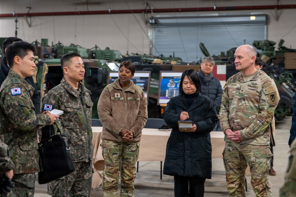 Maj. Gen. Park, Jin Won, the assistant chief of staff for Logistics (C4) at the Combined Forces Command (CFC), visited Camp Carroll with his senior staff on Jan. 30.