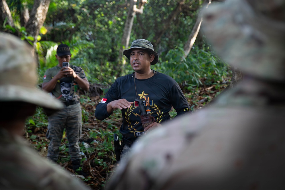 Jungle Operations Training Course - Panama: Machete techniques and water purification