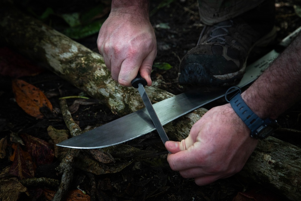 Jungle Operations Training Course - Panama: Machete techniques and water purification