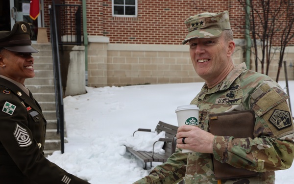 Lt. General Eubank Visits the 7th Signal Command (Theater)