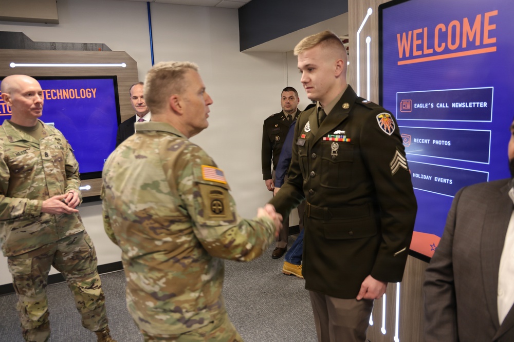 Lt. General Eubank Visits the 7th Signal Command (Theater)