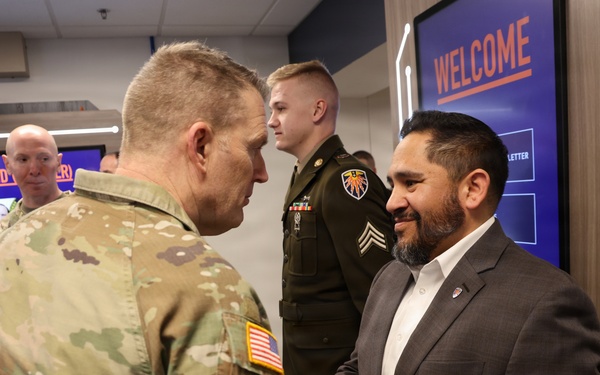 Lt. General Eubank Visits the 7th Signal Command (Theater)