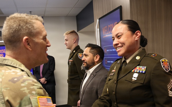 Lt. General Eubank Visits the 7th Signal Command (Theater)