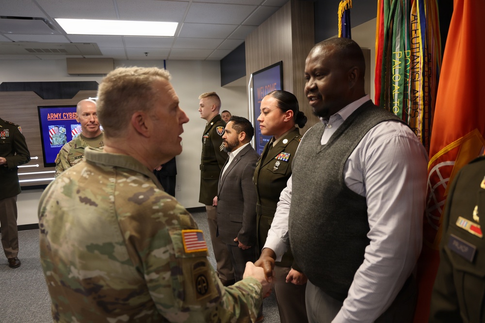 Lt. General Eubank Visits the 7th Signal Command (Theater)