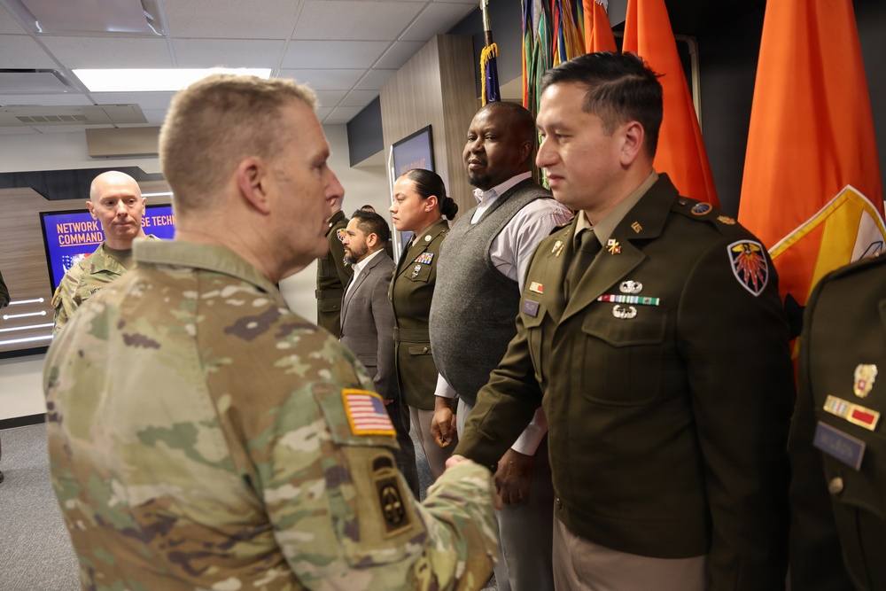 Lt. General Eubank Visits the 7th Signal Command (Theater)