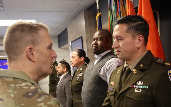 Lt. General Eubank Visits the 7th Signal Command (Theater)
