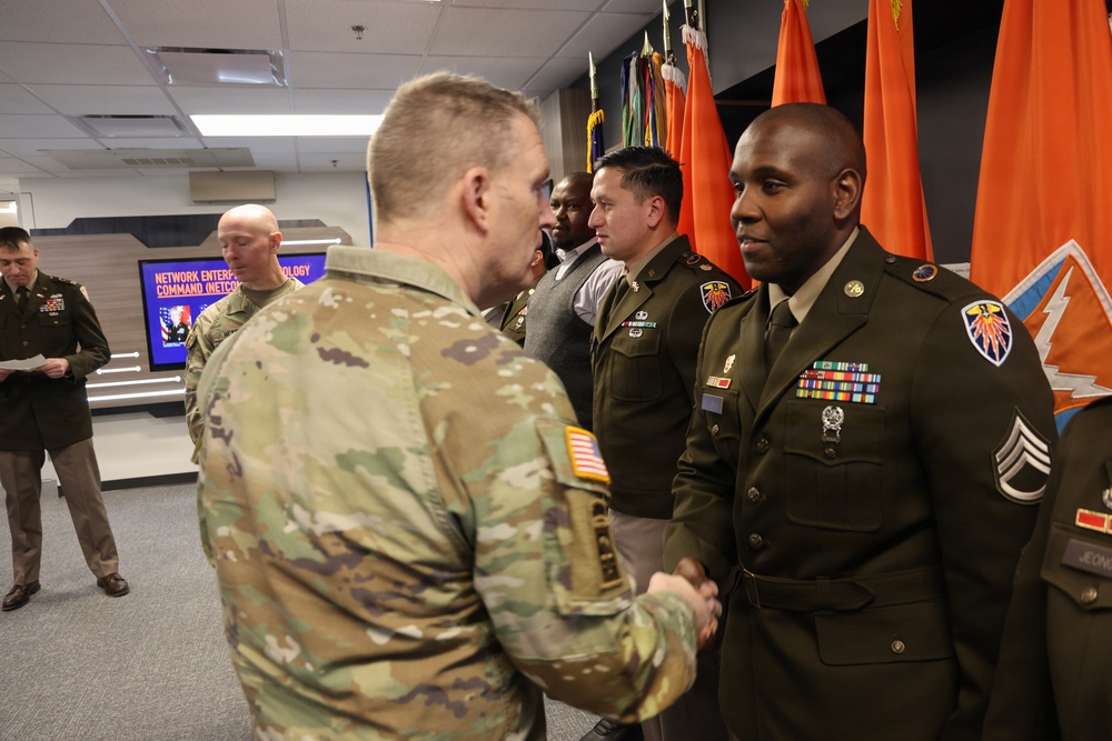 Lt. General Eubank Visits the 7th Signal Command (Theater)