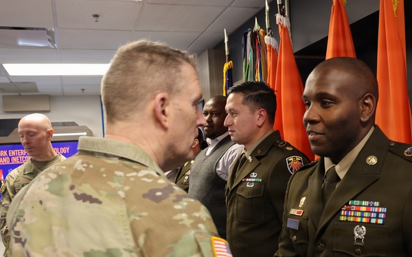Lt. General Eubank Visits the 7th Signal Command (Theater)