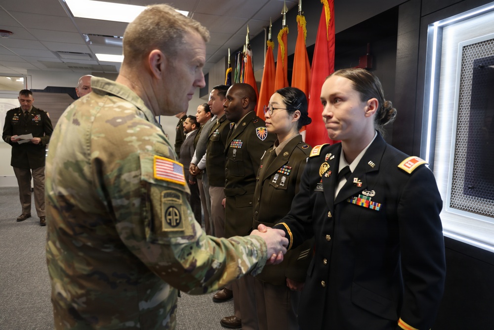 Lt. General Eubank Visits the 7th Signal Command (Theater)