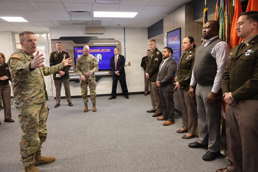 Lt. General Eubank Visits the 7th Signal Command (Theater)