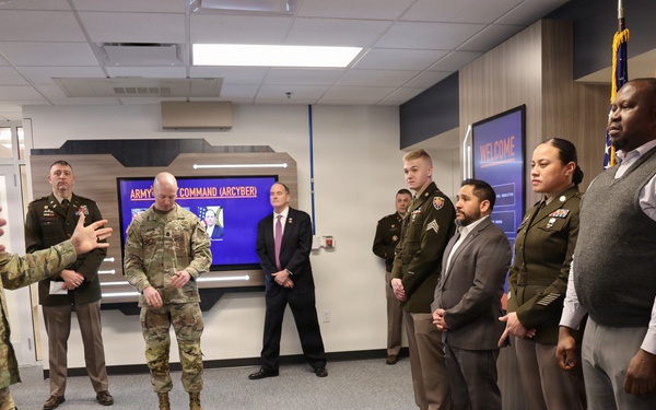 Lt. General Eubank Visits the 7th Signal Command (Theater)