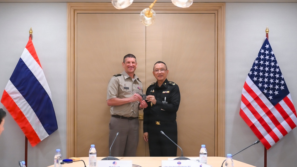 Delegation from U.S. Army Medical Research and Development Command and Walter Reed Army Institute of Research visit Thailand on the occasion of paying homage to the Department of Military Medicine