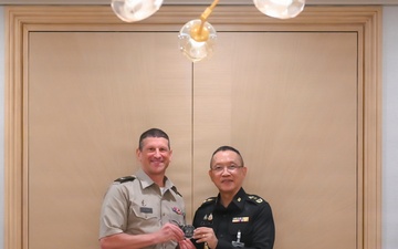 Delegation from U.S. Army Medical Research and Development Command and Walter Reed Army Institute of Research visit Thailand on the occasion of paying homage to the Department of Military Medicine