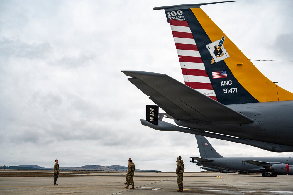 92nd Air Refueling Wing refuels B-1 Lancer after Super Bowl flyover