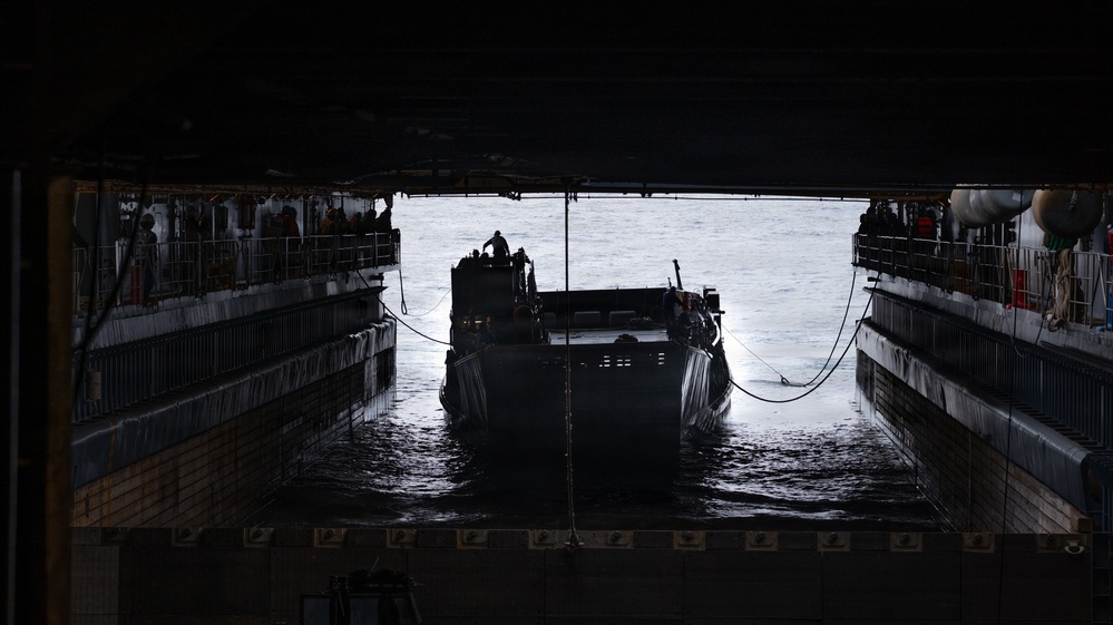 USS Ashland Sailors Certify Well Deck Operations Capability