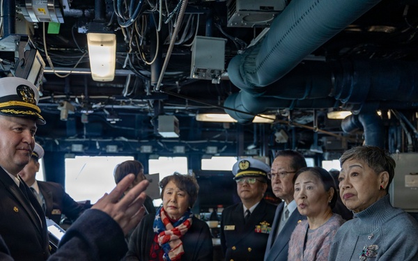 USS Dewey Welcomes Otaru Community Leaders Aboard DDG 105