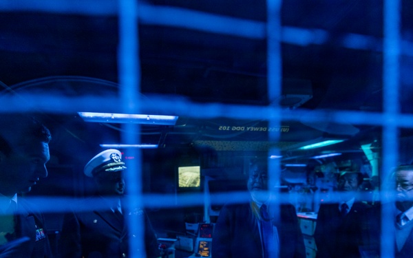 USS Dewey Welcomes Otaru Community Leaders Aboard DDG 105