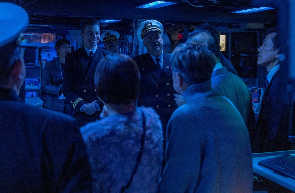 USS Dewey Welcomes Otaru Community Leaders Aboard DDG 105