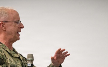 El jefe de operaciones navales de la Marina de Estados Unidos visita la Base Naval de EE.UU. en Rota