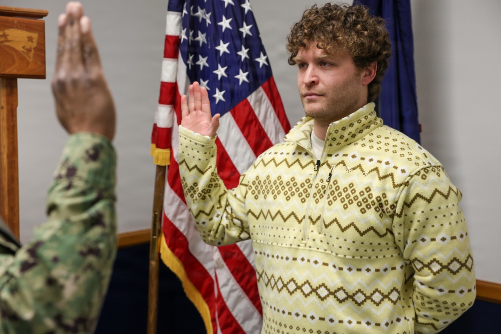New Jersey Native takes Oath of Enlistment