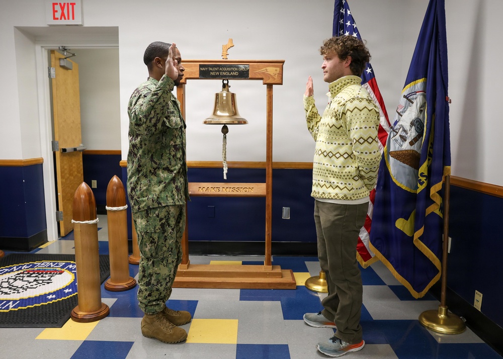New Jersey Native takes Oath of Enlistment