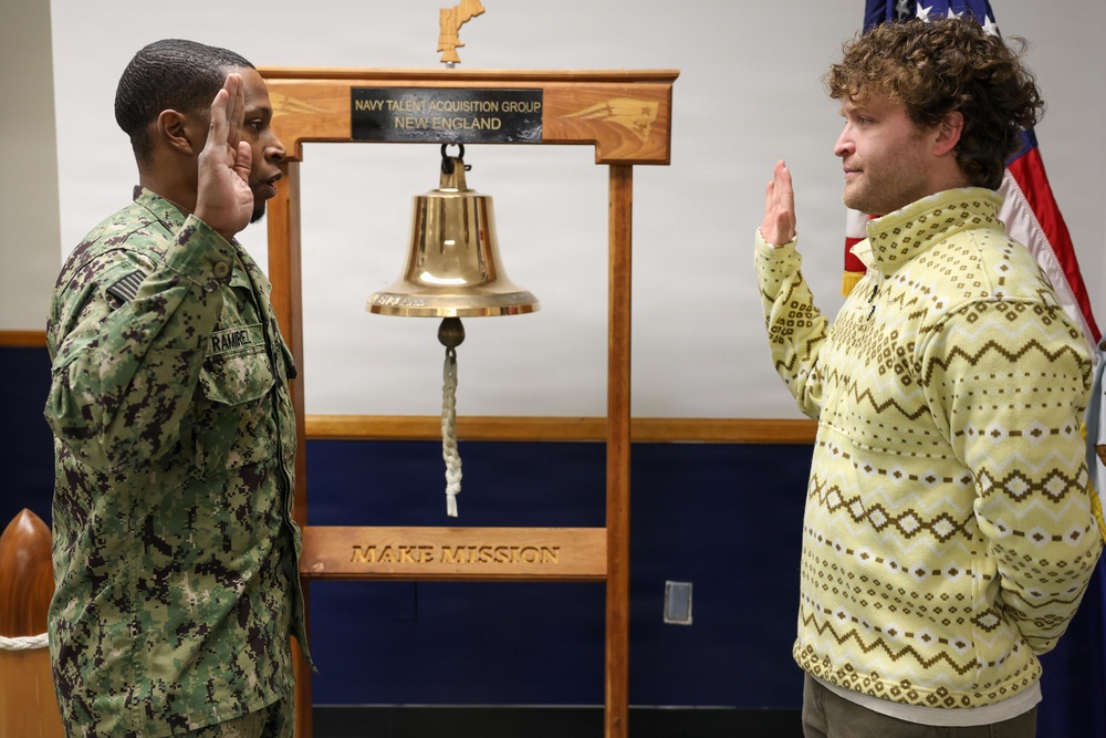 New Jersey Native takes Oath of Enlistment