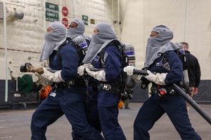 Iwakuni City fire brigades celebrate the New Year with tradition (Radio)