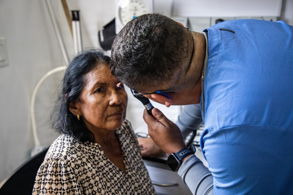 U.S. Service Members and Panamanian Health Officials Provide Optometry Services in Penonomé