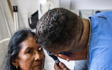 U.S. Service Members and Panamanian Health Officials Provide Optometry Services in Penonomé