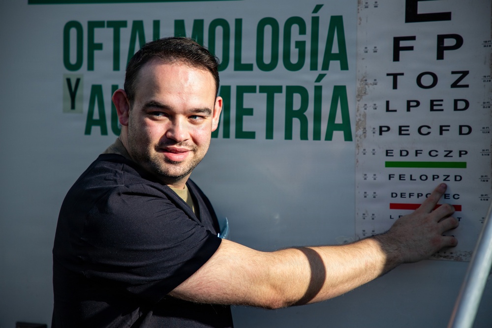 U.S. Service Members and Panamanian Health Officials Provide Optometry Services in Penonomé