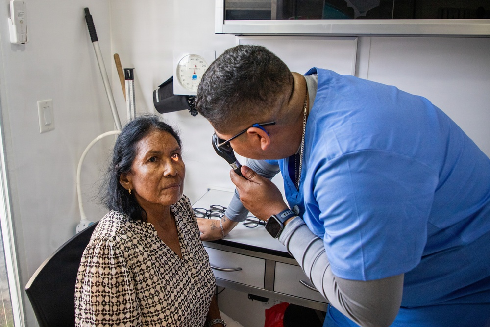 U.S. Service Members and Panamanian Health Officials Provide Optometry Services in Penonomé