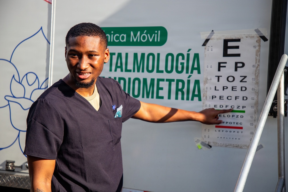 U.S. Service Members and Panamanian Health Officials Provide Optometry Services in Penonomé
