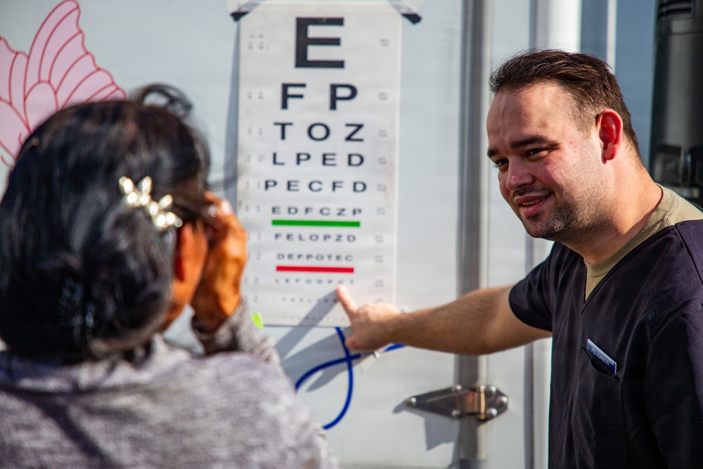 U.S. Service Members and Panamanian Health Officials Provide Optometry Services in Penonomé