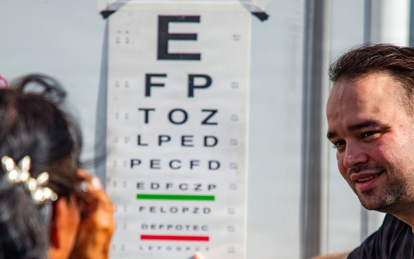 U.S. Service Members and Panamanian Health Officials Provide Optometry Services in Penonomé