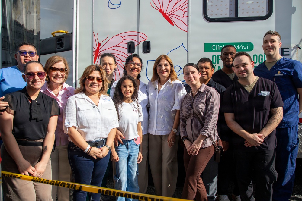 U.S. Service Members and Panamanian Health Officials Provide Optometry Services in Penonomé