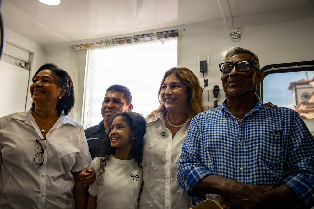 U.S. Service Members and Panamanian Health Officials Provide Optometry Services in Penonomé